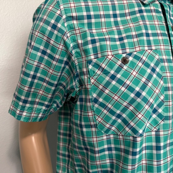 UNDER ARMOUR Men’s Heatgear Button-Down Shirt (Size M) - Picture 5 of 11